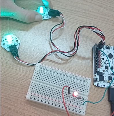 Placa zum y protoboard con tres leds